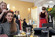 Hristina aus Wien von fleurdemode.com beim Styling @ Lippert's Friseure (©Foto: Martin Schmitz)